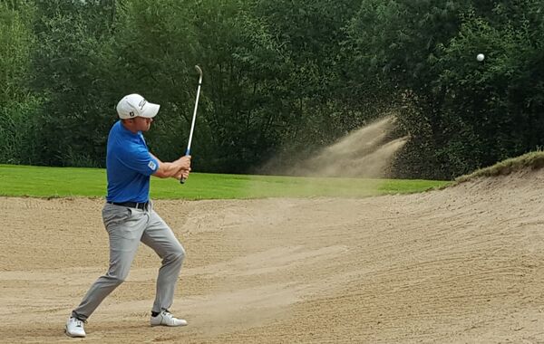 Viel Gefühl im Sand: Dennis Meyerrose im Bunker an der A3. Im Vierer spielte er zusammen mit Edgar Seemann einen Even-Par-Runde