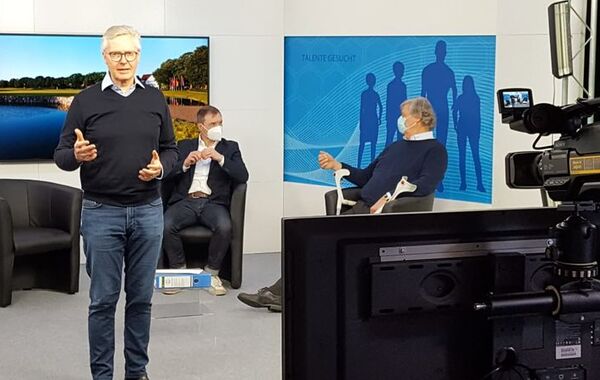 Vor der Kamera im Fernsehstudio: Präsident Michael Krüger führt durch die Mitgliederversammlung