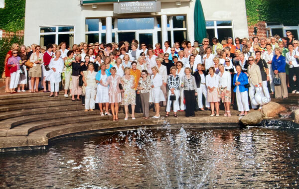 So war es zuletzt 2018: Gruppenbild der „Schwäne“ auf der Hotelterrasse