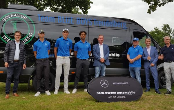 Mannschaftsfoto vor dem neuen Bus (v .l.): Christian Prommersberger (Nord-Ostsee Automobile), Florian Riedel, Jan Nebe, Maxi Breuell, Ulf Jungjohann (Nord-Ostsee Automobile), Knut Baras, Eckart Pfannkuchen und Michael Krüger