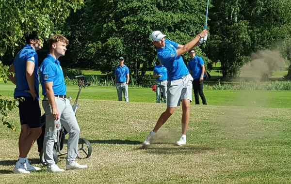 Sand wirbelt auf, der Ball ist auf Bahn 10 Richtung Grün unterwegs: Jan Nebe schwingt aus, Spielpartner Tom Schmanns (M.) und Caddy Nick Nelleßen verfolgen den Ballflug