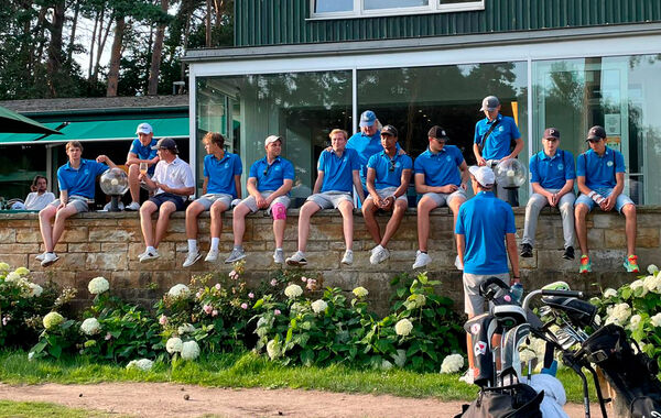 Warten auf den letzten Flight mit Miguel Siercke und Tom Schmanns: die Blue Boys auf der Terrasse des GC Hannover