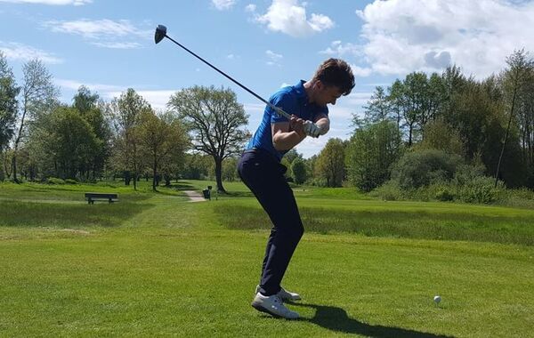 Tom Schmanns schlägt ab. Das Fairway kann er nur erahnen, die Eiche steht im Weg