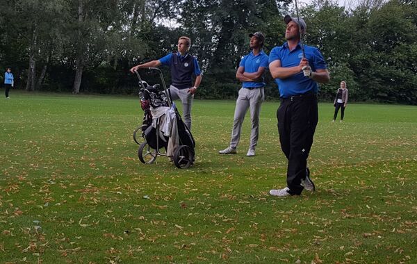 Schlag ins Grün am 18. Loch: Jan Siswick (r.) schaut seinem Ball hinterher - ebenso wie sein Viererpartner Maxi Breuell (M.) und Kai Zobel, der als Caddie assistiert. Am letzten Loch spielen Siswick/Breuell ein Par, insgesamt drei Schläge über Par