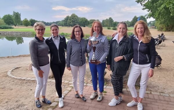 Frauen-Power (v. l.): Astrid Erhorn, Julia Pflugbeil, Regina Elskamp (alle Engel & Völkers), Damen-Kapitänin Caroline Winterbauer mit Pokal, Vivienne Wehn und Denise Tiedemann (beide Engel & Völkers)