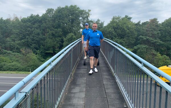 Seitenwechsel: Jan-Alexander Siswick (vorn) und Miguel Siercke überqueren die Autobahn, die den Platz in Hannover  zwischen Loch 2 und 3 sowie 8 und 9 trennt