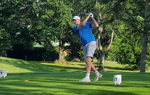 Verstärkt seit Beginn dieser Saison die AK 30: Miguel Siercke, Stammspieler im Zweitliga-Team der Blue Boys. Am letzten Spieltag (25. 9. auf Treudelberg) spielte er ein 76er-Runde. Foto: Miguel Siercke beim Zweitliga-Spieltag in Ahrensburg